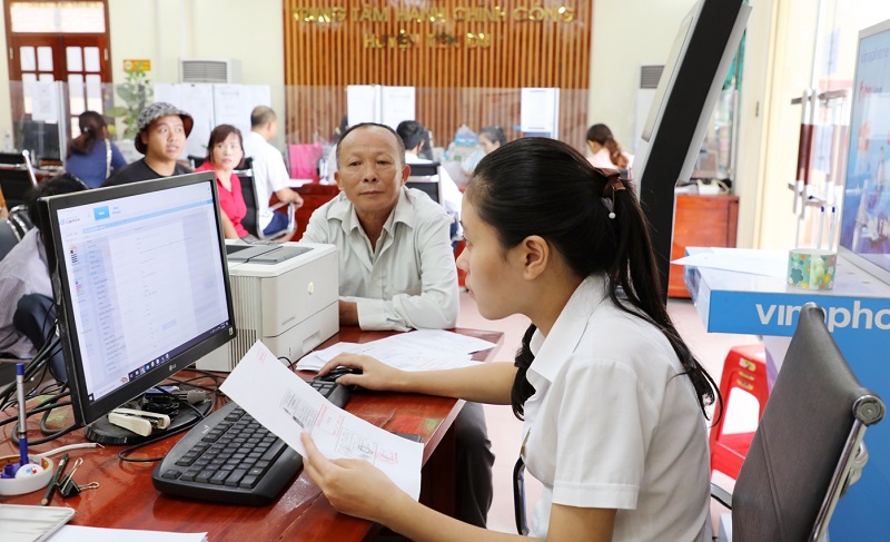 Cán bộ Trung tâm Hành chính công huyện Tiên Du hỗ trợ công dân lập tài khoản trên Cổng dịch vụ công Quốc gi