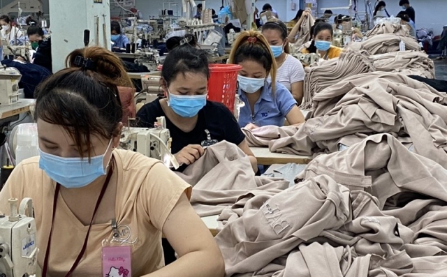 Lao động nghỉ gi&atilde;n việc của c&aacute;c doanh nghiệp tập trung chủ yếu ở ng&agrave;nh da gi&agrave;y với 66,3%, tiếp theo l&agrave; dệt may với 14,4%. (Ảnh minh họa).