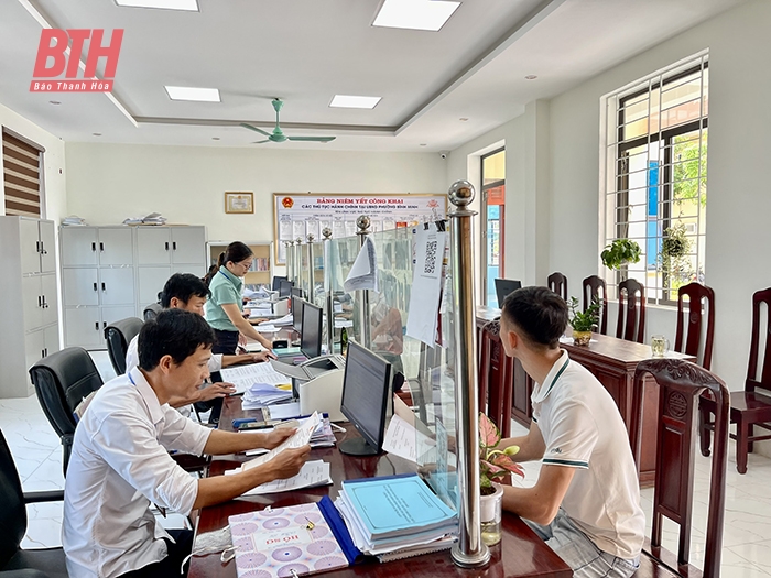 Cán bộ, đảng viên phường Bình Minh (thị xã Nghi Sơn) “Tự soi, tự sửa” trong mỗi hành động, việc làm hằng ngày để hoàn thành tốt nhiệm vụ được giao.