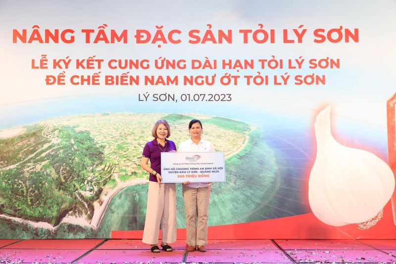 4. Bà Nguyễn Hoàng Yến - Phó tổng giám đốc cấp cao Công ty Masan Consumer trao tặng 500 triệu đồng để cùng chung tay đóng góp vào chương trình An sinh xã hội của Huyện Lý Sơn
