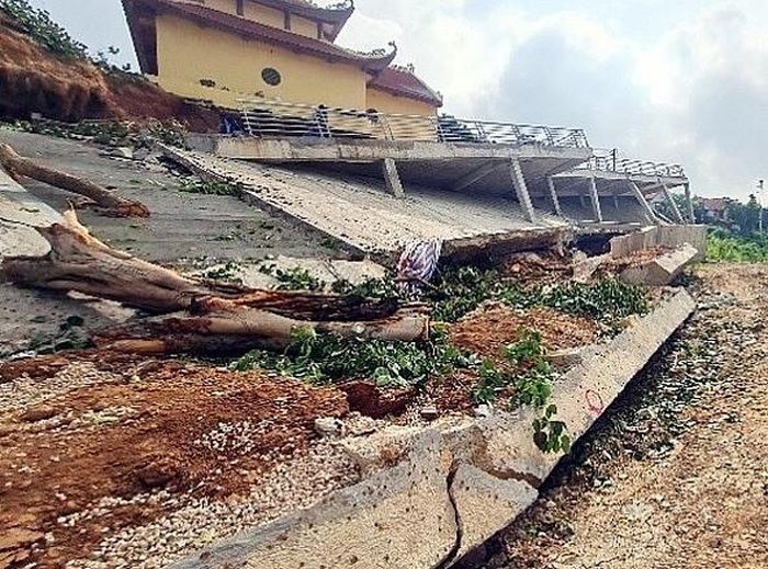 Toàn bộ các hạng mục công trình kè xây dựng mới ở khu vực đền Mẫu thuộc Dự án xây dựng bờ kè sông Phó Đáy đã sụt lún, hư hỏng nghiêm trọng