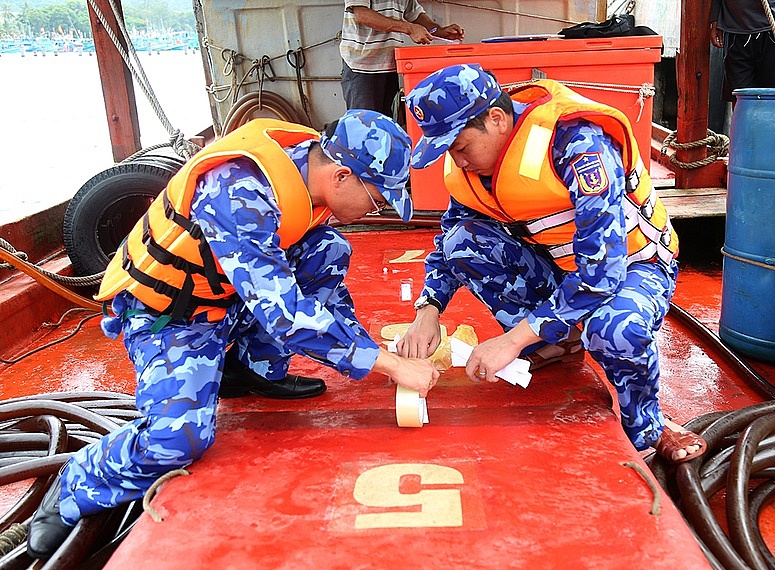 Lực lượng Vùng Cảnh sát biển 4niêm phong số dầu vi phạm trên tàu KG-92555-TS