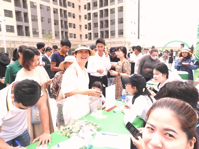 Người dân TP. Đà Nẵng tại buổi lễ ký kết bàn giao Khu chung cư nhà ở xã hội tại Khu đô thị xanh Bàu Tràm Lakeside