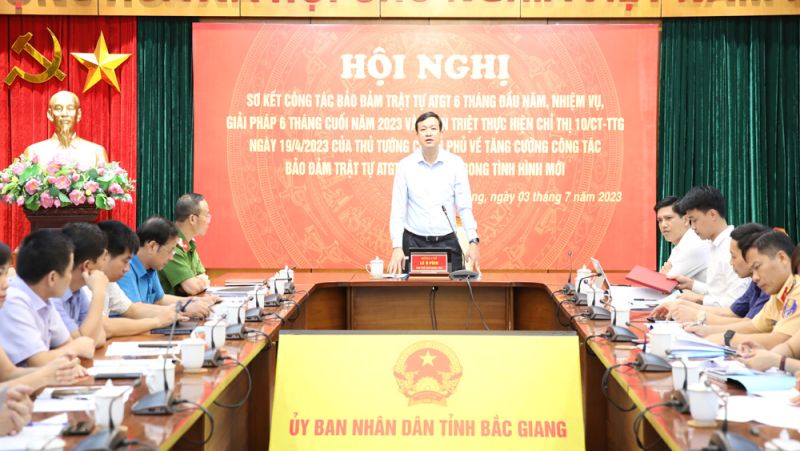 Ông Lê Ô Pích - Phó Chủ tịch UBND tỉnh, Phó Trưởng Ban Thường trực Ban ATGT tỉnh Bắc Giang, phát biểu tại Hội nghị
