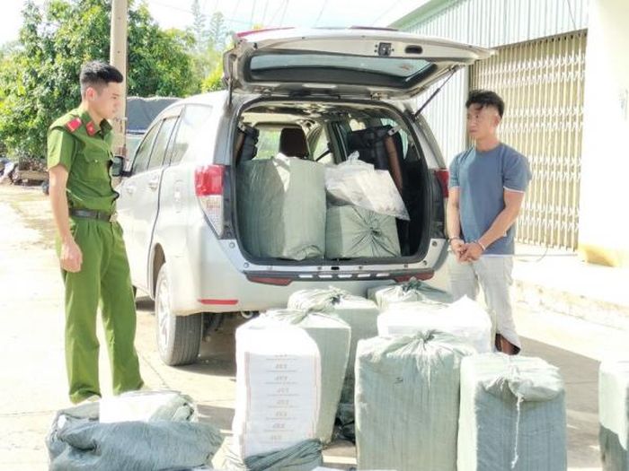 Đối tượng Lý Anh Tuấn cùng tang vật là số thuốc lá ngoại nhập lậu