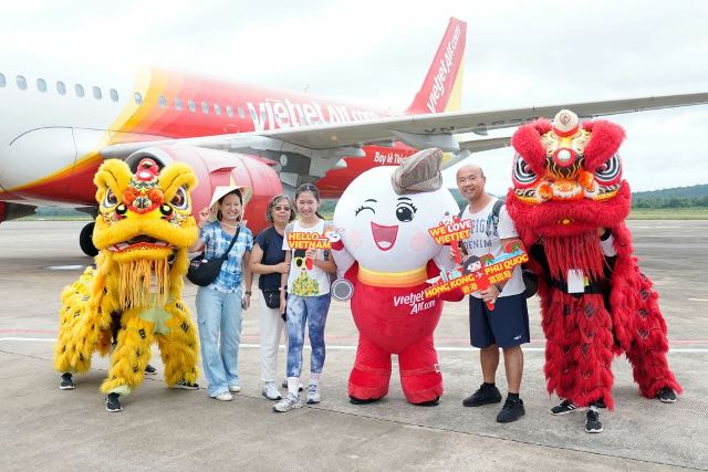 Những hành khách trên chuyến bay đầu tiên khai thác trở lại đường bay Hong Kong - Phú Quốc được chào đón tại sân bay Phú Quốc hôm 1/7.