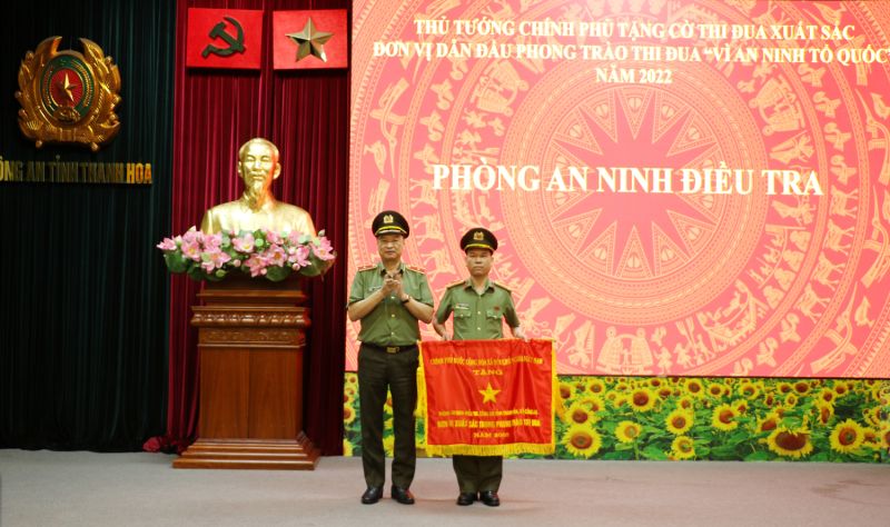 Thừa ủy quyền, Thiếu tướng Trần Phú Hà, Giám đốc Công an tỉnh trao Cờ Đơn vị dẫn đầu phong trào thi đua “Vì an ninh Tổ quốc” năm 2022 cho Phòng An ninh điều tra