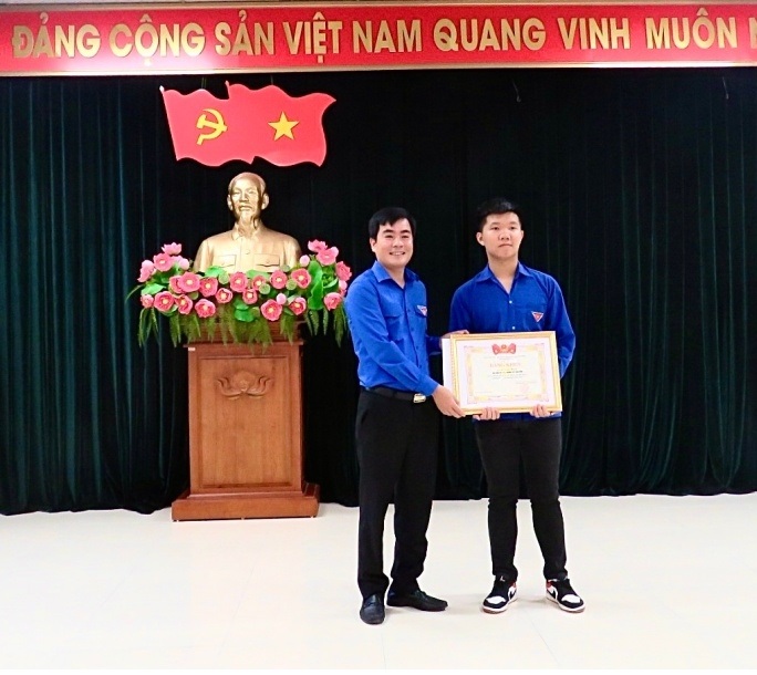 Em Lê Xuân Mạnh nhận Bằng khen của Ban Chấp hành Đoàn TNCS Hồ Chí Minh tỉnh Thanh Hoá.