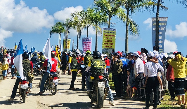 Đông đảo cán bộ, nhân dân và du khách chứng kiến chương trình “Tour xe mô tô khám phá cảnh quan hồ Đồng Mít”.