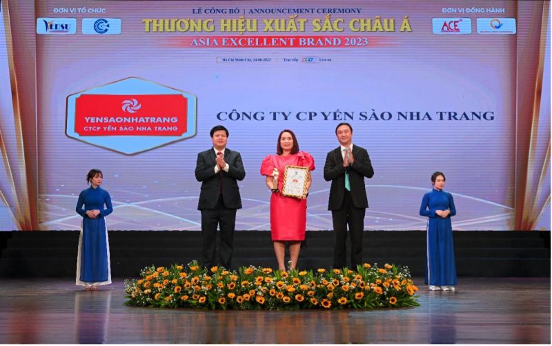 Công ty Cổ phần Yến Sào Nha Trang tại buổi lễ Thương hiệu xuất sắc Châu Á năm 2023