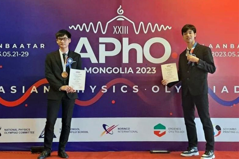 Các em Phan Thế Mạnh (bên phải) và Nguyễn Tuấn Phong tại Olympic Vật lý châu Á - Thái Bình Dương.