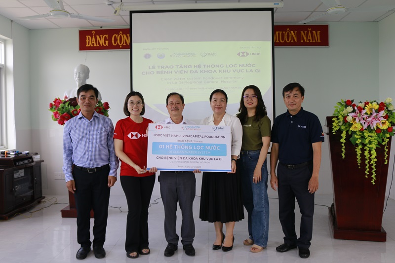 Đại diện HSBC Việt Nam và VCF trao bảng tài trợ tượng trưng cho đại diện Bệnh viện Đa khoa khu vực La Gi