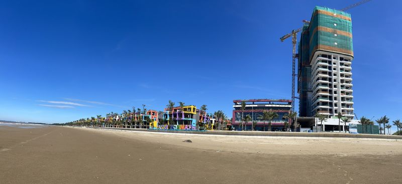 Toà Ibiza Party Resort và Trung tâm nghỉ dưỡng Bốn Mùa (ngoài cùng bên phải) đã hoàn thành những hạng mục quan trọng nhất, sẵn sàng đi vào hoạt động trong thời gian sắp tới