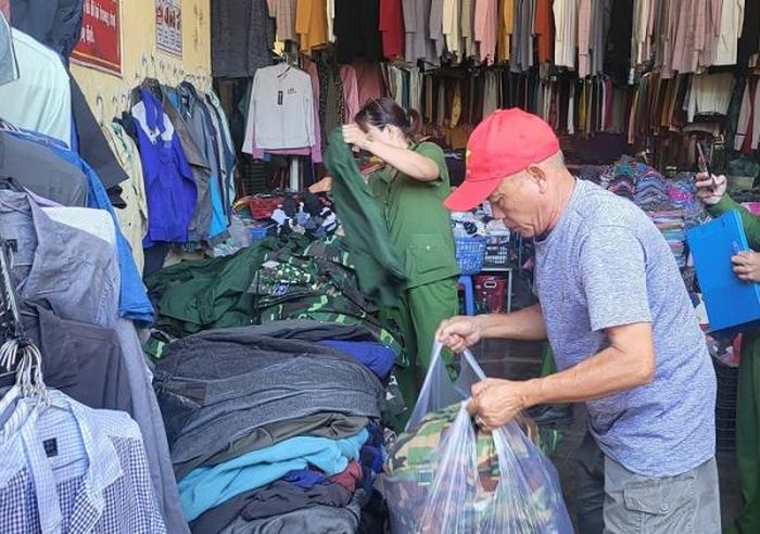 Trang phục rằn ri không rõ nguồn gốc bị Đội Cảnh sát điều tra tội phạm về kinh tế - ma túy Công an huyện Đơn Dương thu giữ.