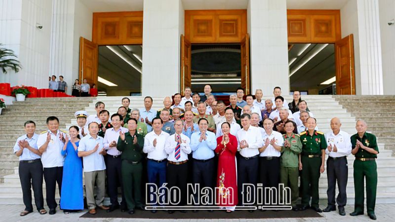 Thủ tướng Phạm Minh Chính chụp ảnh lưu niệm với Đoàn đại biểu người có công tiêu biểu tỉnh Nam Định