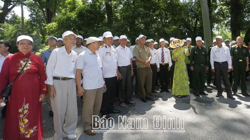 Các đại biểu người có công tiêu biểu tỉnh Nam Định tham quan Khu di tích Phủ Chủ tịch