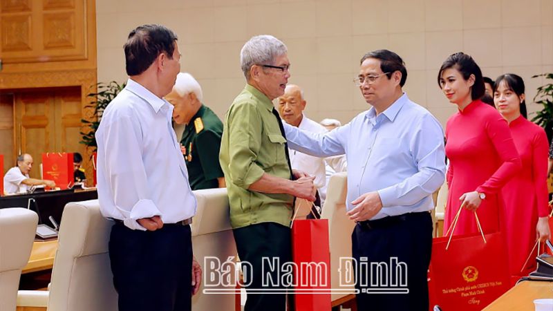 Thủ tướng Phạm Minh Chính trao quà các đại biểu