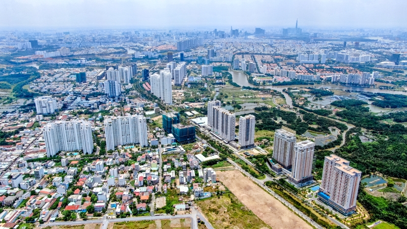 Dù giao dịch thị trường bất động sản khá trầm lắng, nhưng giá nhà đất tại Hà Nội vẫn có xu hướng tăng. (Ảnh minh họa)