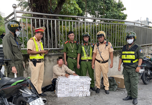 Tổ tuần tra 171 Công an TP.Thủ Dầu Một phát hiện người đàn ông vận chuyển thuốc lá ngoại nghi nhập lậu trên đường Huỳnh Văn Cù
