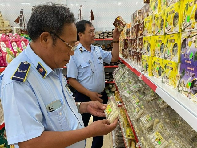 Lực lượng QLTT Quảng Bình kiểm tra, phát hiện cửa hàng kinh doanh Tam Khôi bày bán nhiều kinh doanh nhiều hàng hóa nhập lậu, giả mạo nhãn hiệu