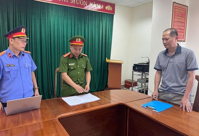 Cơ quan Cảnh sát điều tra Công an tỉnh Quảng Bình tống đạt quyết định khởi tố đối với bị can Nguyễn Thanh Long.