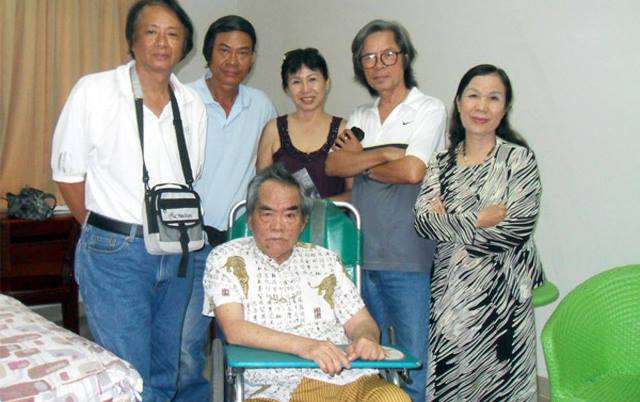 Nhà thơ Lâm Thị Mỹ Dạ( mắc áo dài) Nhà văn Hoàng Phủ Ngọc Tường( ngồi) cùng các nhà báo, nhà văn tại TP. Đà Nẵng Nhà thơ Lâm Thị Mỹ Dạ( mắc áo dài) Nhà văn Hoàng Phủ Ngọc Tường( ngồi) cùng các nhà báo, nhà văn tại TP. Đà Nẵng