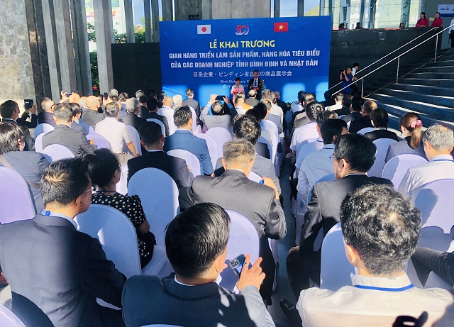 Quang cảnh Lễ Khai trương Khu triển lãm sản phẩm, hàng hóa tiêu biểu của các doanh nghiệp Bình Định và Nhật Bản. Quang cảnh Lễ Khai trương Khu triển lãm sản phẩm, hàng hóa tiêu biểu của các doanh nghiệp Bình Định và Nhật Bản.