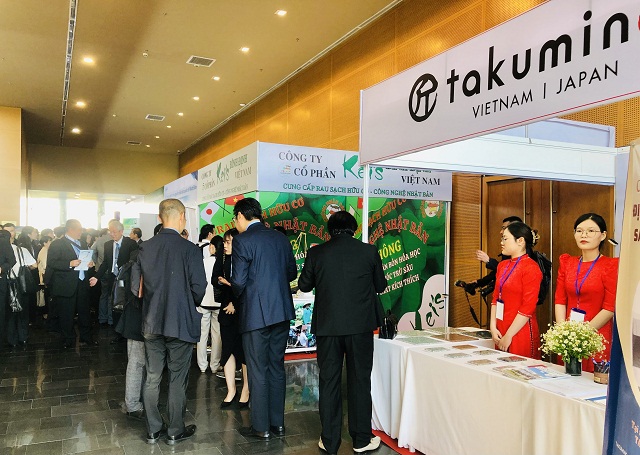 Rất đông quan khách, nhà đầu tư tham quan gian hàng của các DN Nhật Bản ở Bình Định.