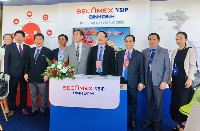 Quan khách Bình Định, Nhật Bản tham quan gian hàng của Khu công nghiệp Becamex VSIP Bình Định.