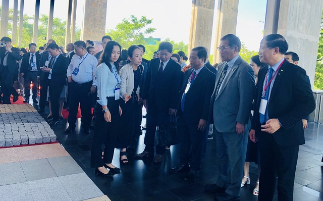 Quan khách Bình Định, Nhật Bản tham quan gian hàng sản phẩm đá granite Bình Định. Quan khách Bình Định, Nhật Bản tham quan gian hàng sản phẩm đá granite Bình Định.