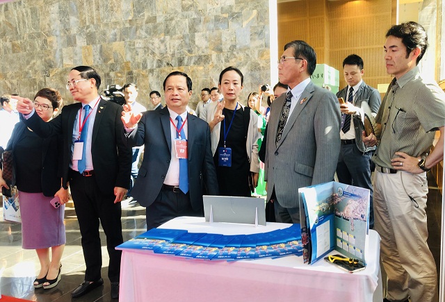 Quan khách tham quan gian hàng của Công ty CP Cảng Quy Nhơn. Quan khách tham quan gian hàng của Công ty CP Cảng Quy Nhơn.