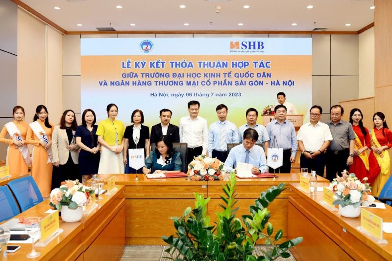 TS Ngô Thu Hà - Tổng Giám đốc SHB và GS.TS Phạm Hồng Chương - Hiệu trưởng Trường Đại học KTQD đại diện hai đơn vị ký kết thỏa thuận hợp tác TS Ngô Thu Hà - Tổng Giám đốc SHB và GS.TS Phạm Hồng Chương - Hiệu trưởng Trường Đại học KTQD đại diện hai đơn vị ký kết thỏa thuận hợp tác