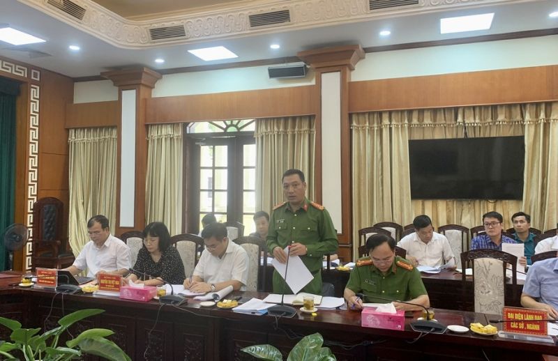 Phó Giám đốc Công an tỉnh Phạm Chí Hiếu báo cáo tình hình phòng cháy, chữa cháy và cứu nạn, cứu hộ