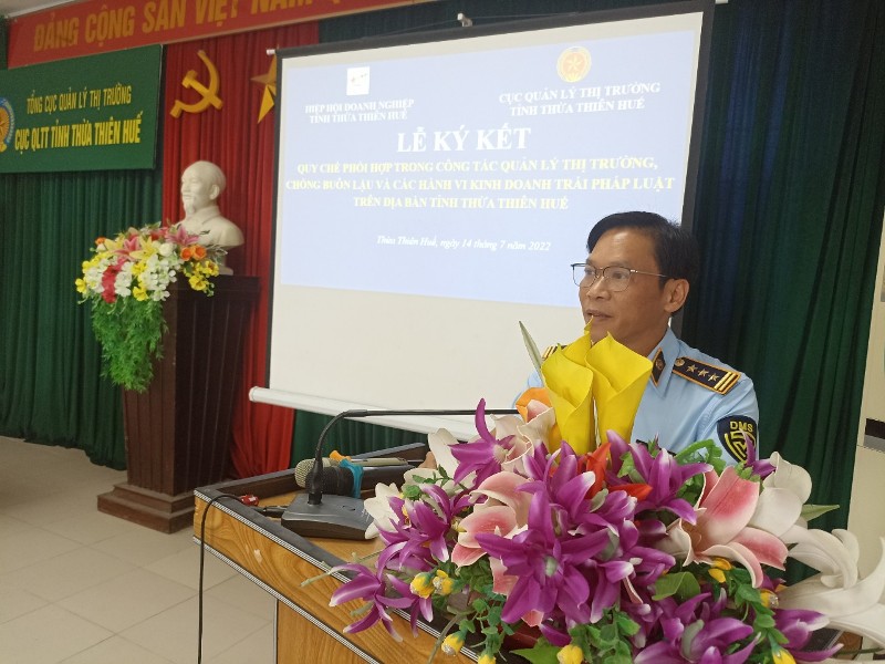 Ông Phan Hùng Sơn, Cục trưởng Cục QLTT Thừa Thiên Huế đang ký kết phối hợp với Hiệp hội DN tỉnh