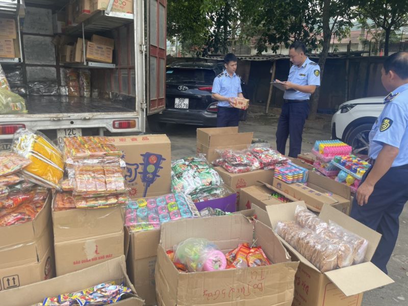 Phát hiện, bắt giữa hàng nghìn sản phẩm, thực phẩm ăn liền nhập lậu giấu trong xe tải