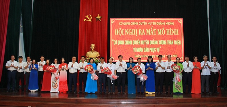 nh đạo Ban Dân vận Tỉnh ủy, huyện Quảng Xương tặng hoa chúc mừng Ban điều hành thực hiện mô hình 