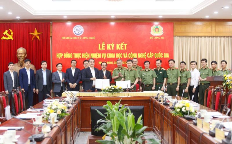 Dưới sự chứng kiến của Bộ trưởng Tô Lâm và Bộ trưởng Huỳnh Thành Đạt, hai Bên đã ký và trao hợp đồng thực hiện nhiệm vụ KH&CN cấp quốc gia