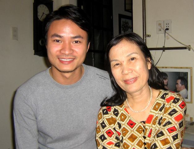 Nhà thơ Lâm Thị Mỹ Dạ và cháu Đạo diễn Hoàng Nhật Nam tại Huế Nhà thơ Lâm Thị Mỹ Dạ và cháu Đạo diễn Hoàng Nhật Nam tại Huế