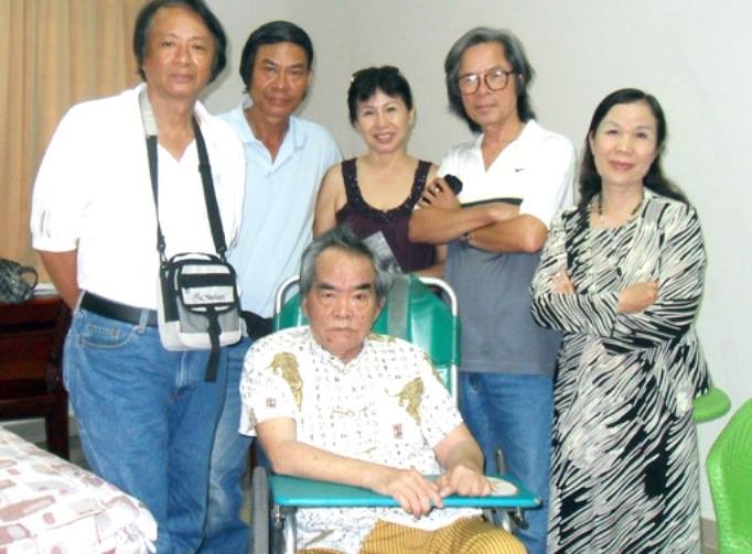 Nhà thơ Lâm Thị Mỹ Dạ ( áo dài), nhà văn Hoàng Phủ Ngọc Tường (ngồi) và anh em báo chí, nhà văn, nhà thơ...Ảnh: Chụp tại Đà Nẵng Nhà thơ Lâm Thị Mỹ Dạ ( áo dài), nhà văn Hoàng Phủ Ngọc Tường (ngồi) và anh em báo chí, nhà văn, nhà thơ...Ảnh: Chụp tại Đà Nẵng