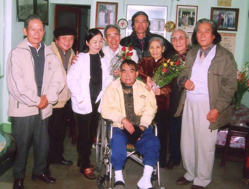 Sinh nhật nhà văn Hoàng Phủ Ngọc Tường, tại Huế cách đây 21 năm gồm: Nhà thơ Lâm Thị Mỹ Dạ( khoát áo trắng),B.S Tùng, họa sỹ Trương Bé, nhà thơ Ngô Minh- tác giả và một số an hem văn nghệ tại Huế Sinh nhật nhà văn Hoàng Phủ Ngọc Tường, tại Huế cách đây 21 năm gồm: Nhà thơ Lâm Thị Mỹ Dạ( khoát áo trắng),B.S Tùng, họa sỹ Trương Bé, nhà thơ Ngô Minh- tác giả và một số an hem văn nghệ tại Huế