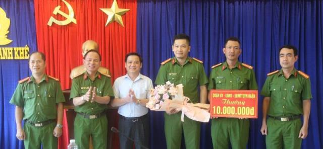 Chủ tịch UBND Q.Thanh Khê trao khen thưởng cho Đội CSMT CAQ Thanh Khê.