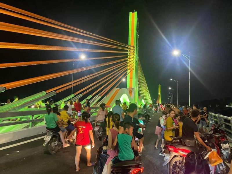 Vĩnh Phúc: Nguy hiểm rình rập khi người dân tự ý lên cầu Vĩnh Phú đang xây dựng