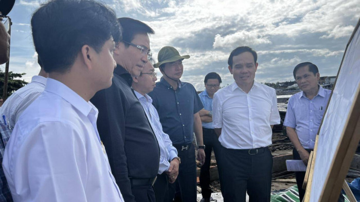 Phó thủ tướng Trần Lưu Quang (thứ hai từ phải sang) kiểm tra, khảo sát ba dự án ODA tại Cần Thơ.