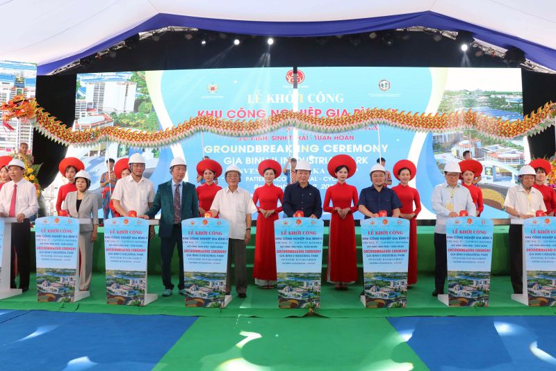 Phó Thủ tướng Chính phủ Trần Hồng Hà cùng các đại biểu phát lệnh khởi công Khu công nghiệp Gia Bình II