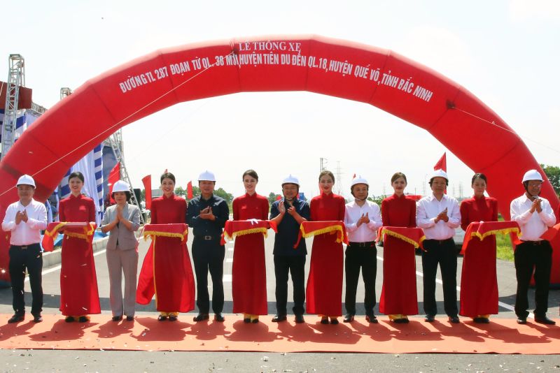 Phó Thủ tướng Trần Hồng Hà và các đại biểu cắt băng thông xe Dự án tỉnh lộ 287