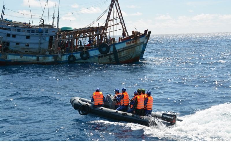 Đoàn công tác trực tiếp đến kiểm tra các tàu cá của ngư dân làm ăn tại khu vực tiếp giáp với vùng biển nước ngoài.