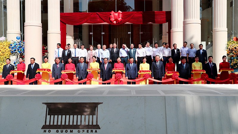 Thủ tướng Chính phủ Phạm Minh Chính, Bộ trưởng Tô Lâm, Bí thư Thành ủy Hà Nội Đinh Tiến Dũng và các đại biểu cắt băng khánh thành Nhà hát Hồ Gươm.