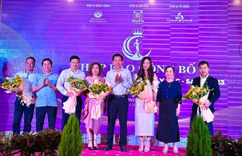 Lãnh đạo Ban Tuyên giáo Tỉnh ủy Lào Cai và lãnh đạo Thị xã Sa Pa tặng hoa Ban tổ chức cuộc thi “Hoa Khôi Du lịch Tây Bắc 2023”