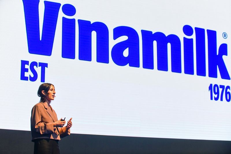 Logo mới của Vinamilk kế thừa những giá trị cốt lõi nhưng vẫn hiện đại, sắc sảo và ẩn chứa nhiều thông điệp thú vị, như biểu tượng mặt cười ở dấu chấm chữ “i” hay giọt sữa trong bụng chữ “a”. Đội ngũ đứng sau thiết kế này gồm những tài năng đẳng cấp thế giới trên toàn cầu và cả Việt Nam