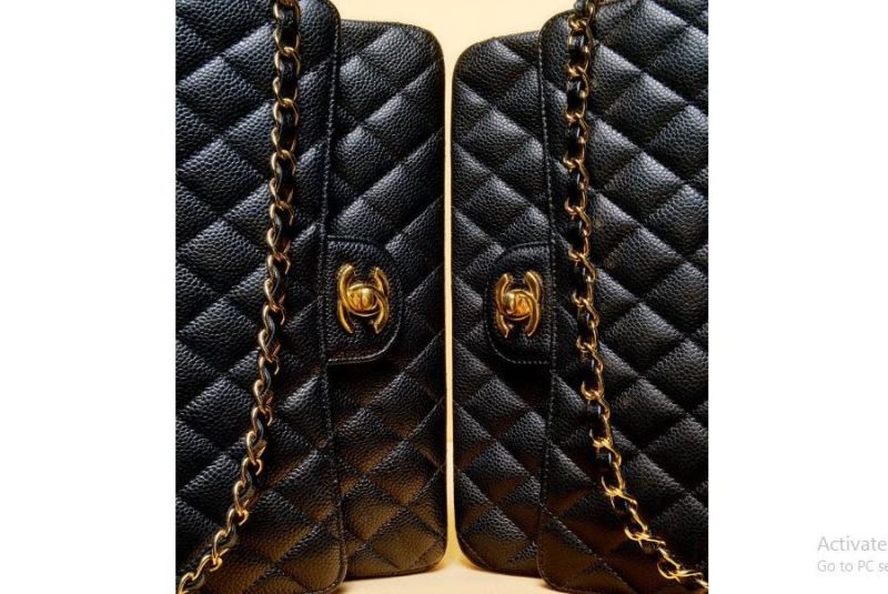 Hình bên trái là chiếc túi Chanel Classic chính hãng có giá bán lẻ 10.200 đô la Mỹ, còn hình bên phải là sản phẩm nhái có giá bán 390 đô la. Ảnh: NY Times Hình bên trái là chiếc túi Chanel Classic chính hãng có giá bán lẻ 10.200 đô la Mỹ, còn hình bên phải là sản phẩm nhái có giá bán 390 đô la. Ảnh: NY Times